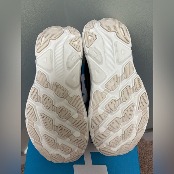 HOKA Clifton 9 women’s size 7 - Picture 4 of 5